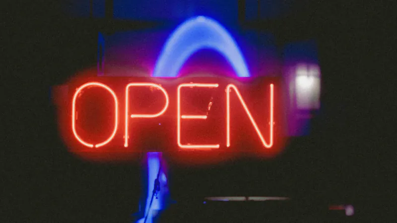 Световая вывеска Open с неоновой подсветкой