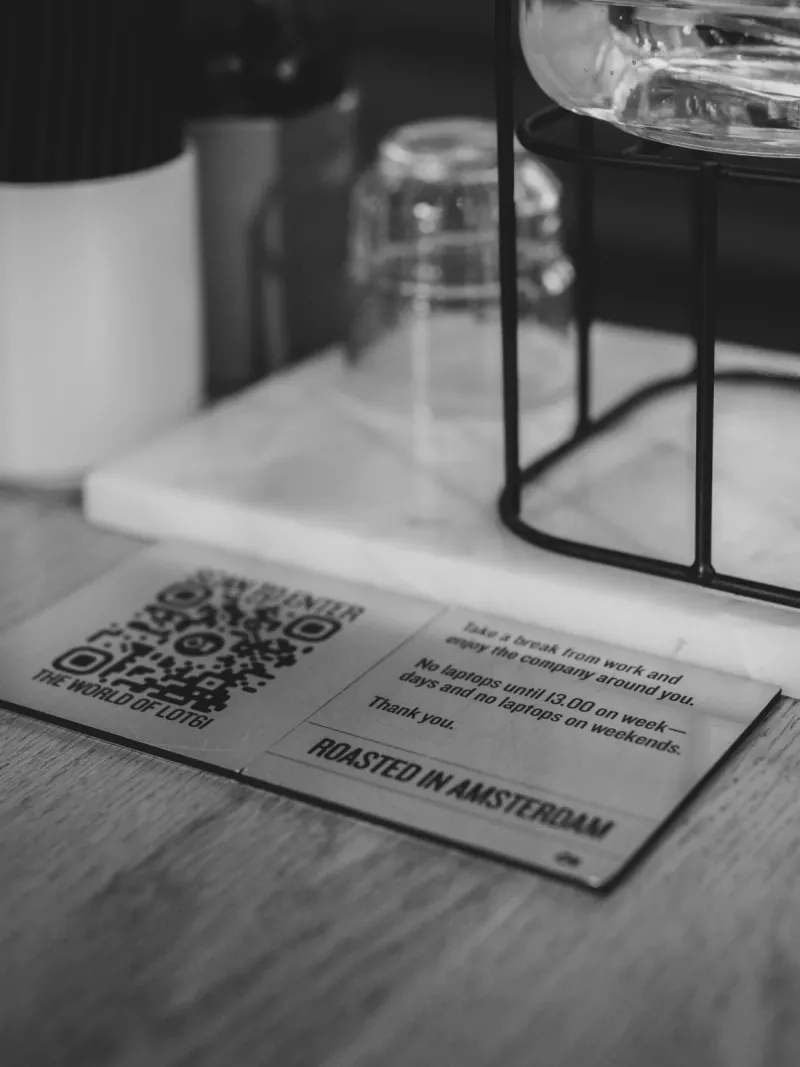 Влагостойкая настольная табличка с QR-кодом